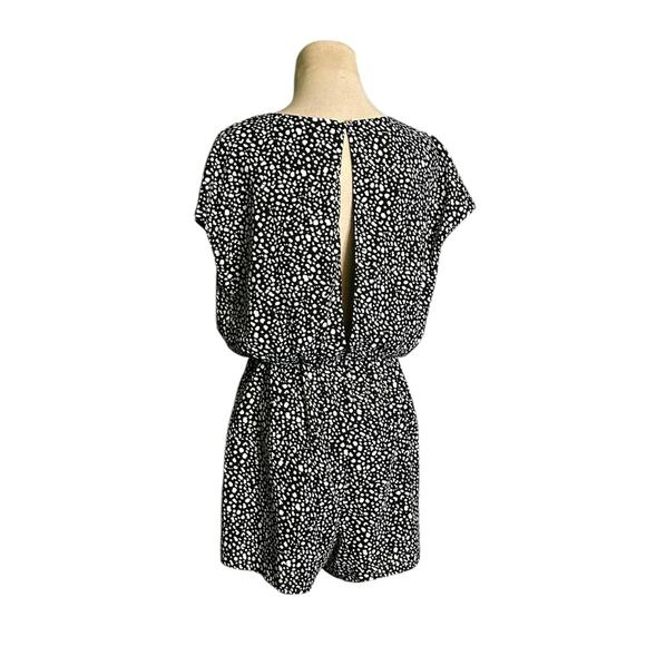 She Sky black white print cap sleeves front bow romper size Large - Picture 9 of 15